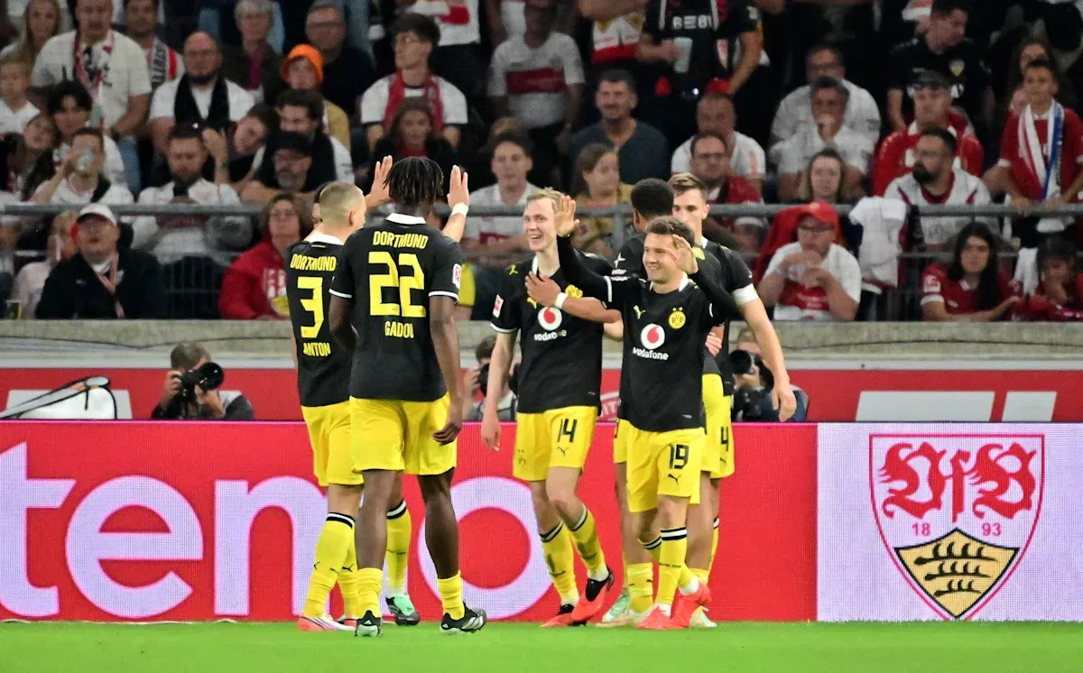 Dortmund win to go top, Freiburg held, first Hamburg goals and points