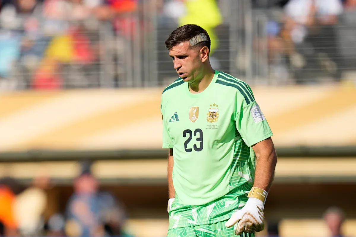 Chelsea signs Argentina's World Cup winner Emiliano Martínez from Aston Villa on a 3-year contract