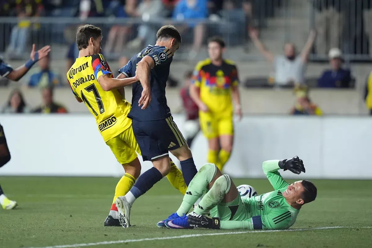 Mexico goalkeeper Luis Malagon stretchered off with possible Achilles injury