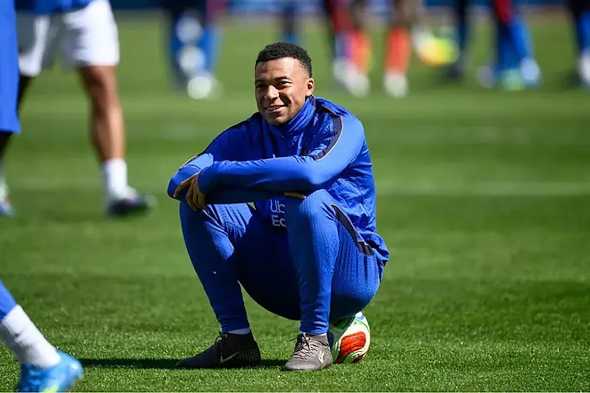 Mbappe caught eating a chocolate bar while France thrashed Colombia