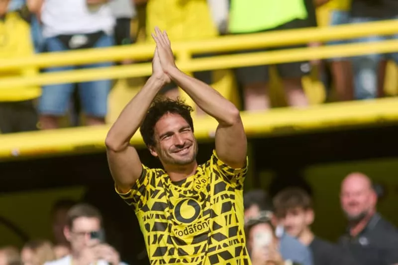 Retired stars wow Munich crowd as Dortmund win indoor tournament
