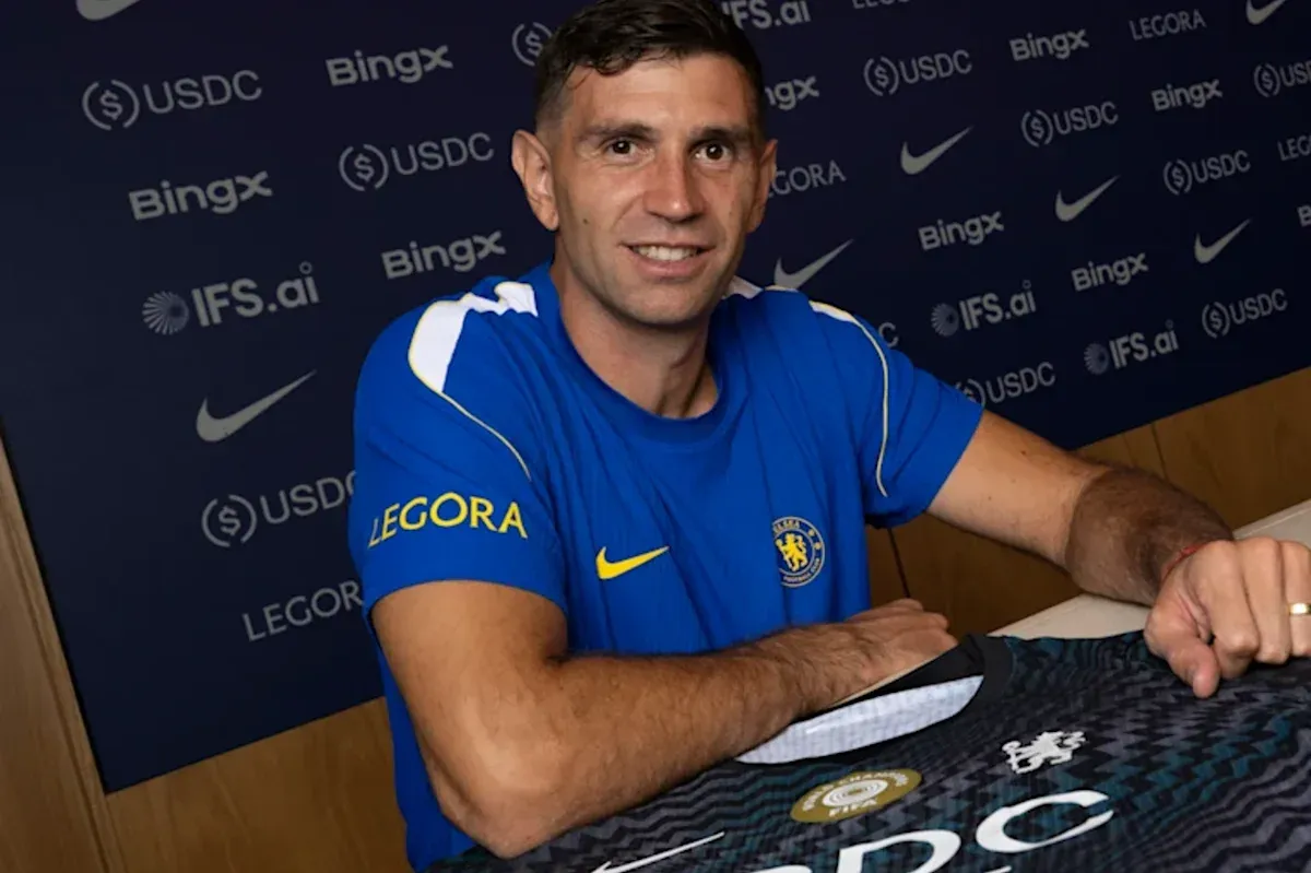 Emi Martinez makes Premier League switch from Villa to Chelsea