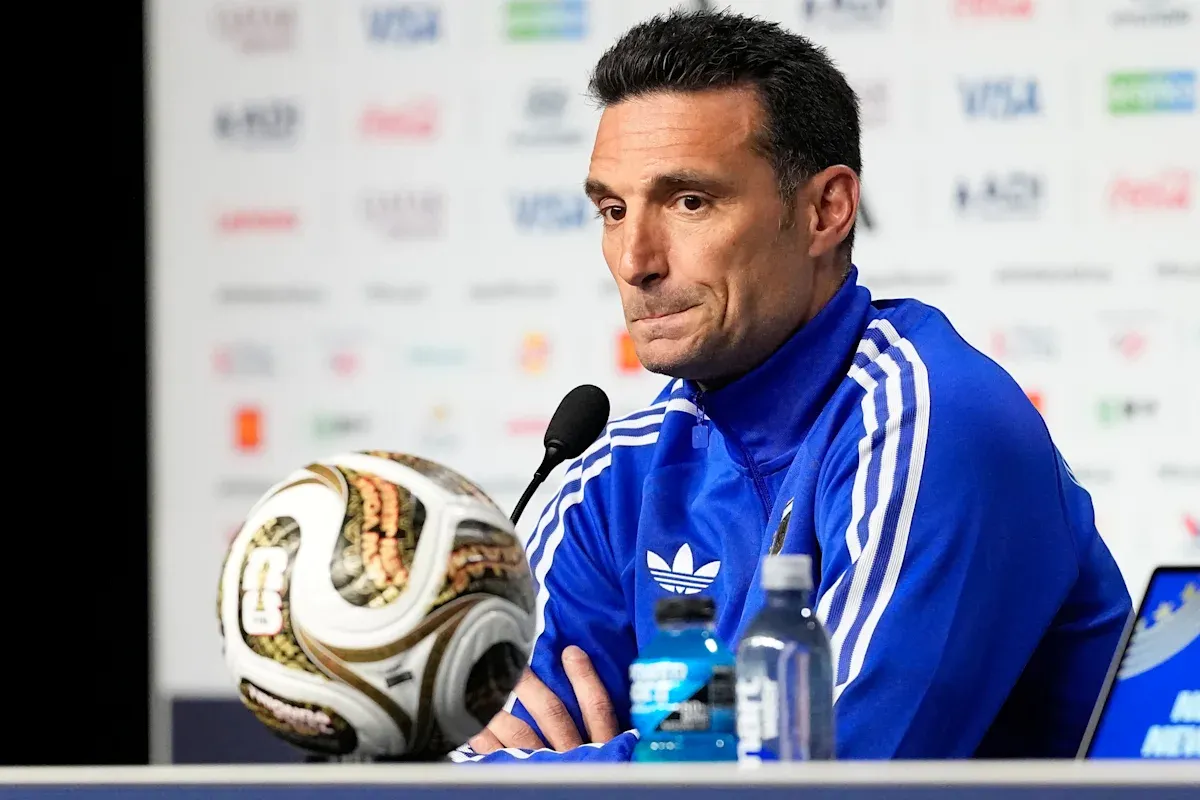 Argentina players urge coach Lionel Scaloni to stay amid contract talks