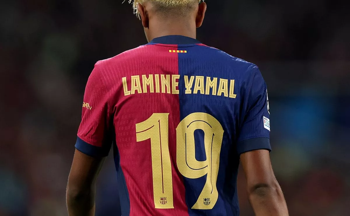 Barcelona unveils official images of the 2025-26 shirt