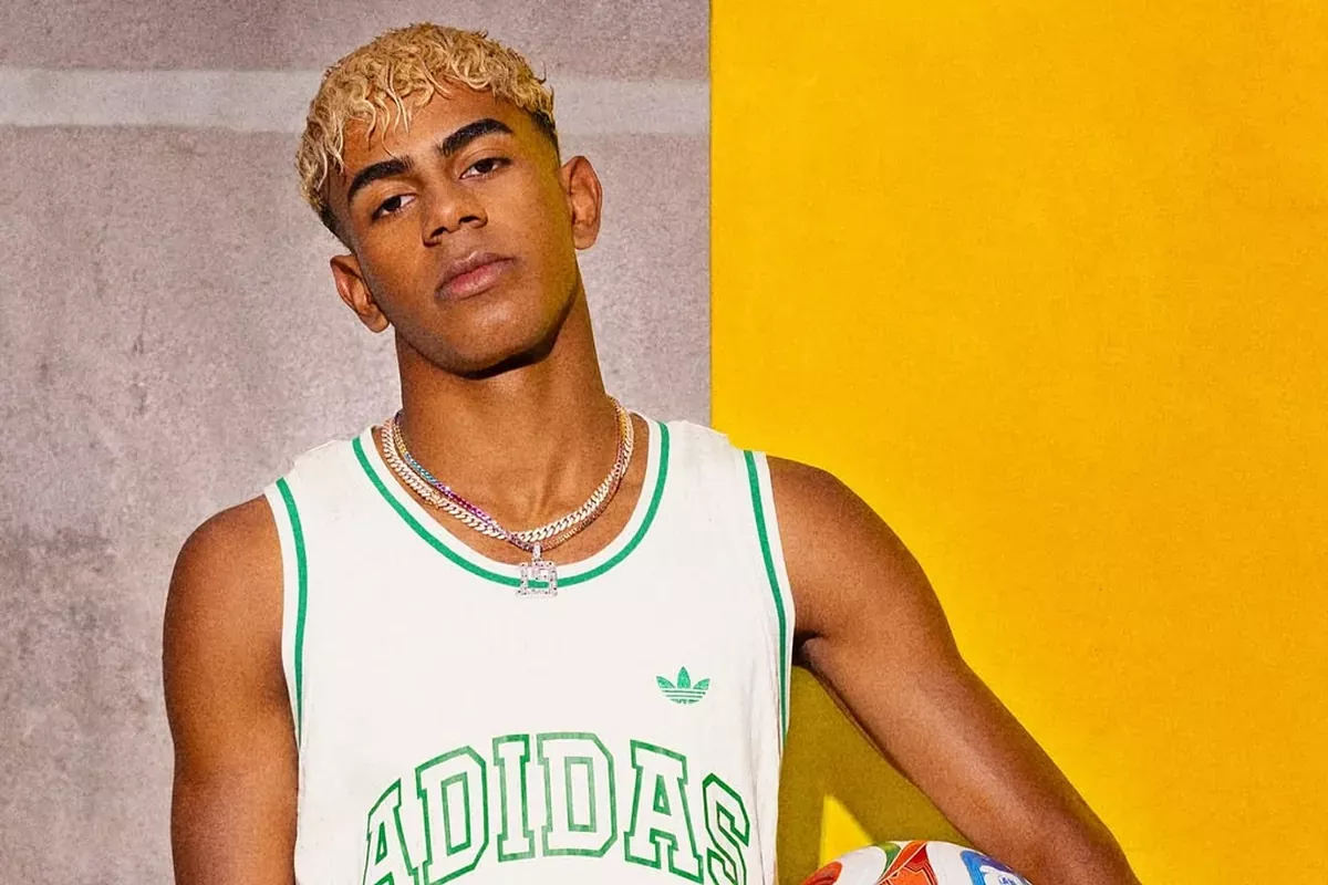 Lamine Yamal stops a child from kissing his feet