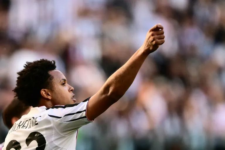 Juve beat Genoa to close in on Serie A top four