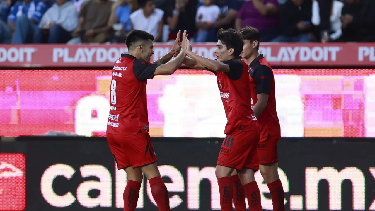 Calcio, i giocatori del Tijuana festeggiano un gol segnato contro il Pachuca