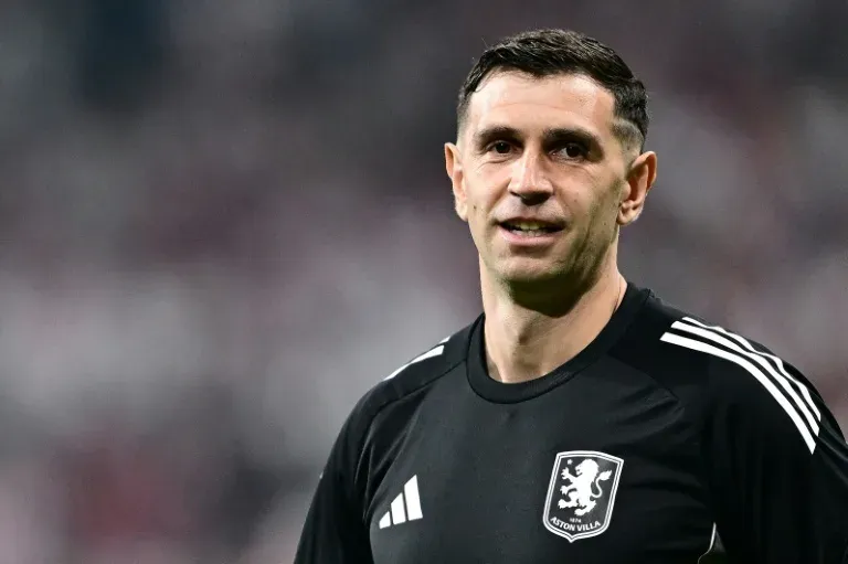 Chelsea sign Argentina 'stopper Martinez from Villa