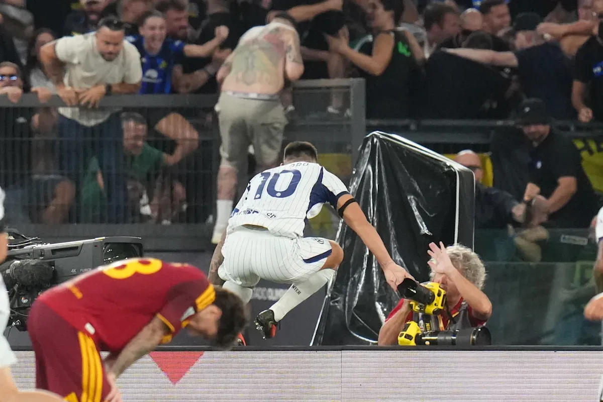 Inter salvages a 2-2 draw at Roma while Arsenal has a first loss and Dortmund goes top
