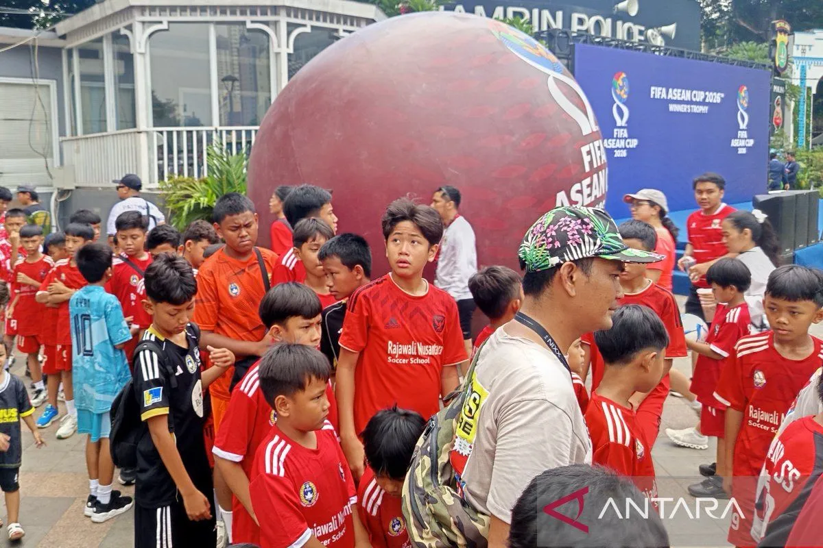 Indonesia stages parade to build enthusiasm for FIFA ASEAN Cup