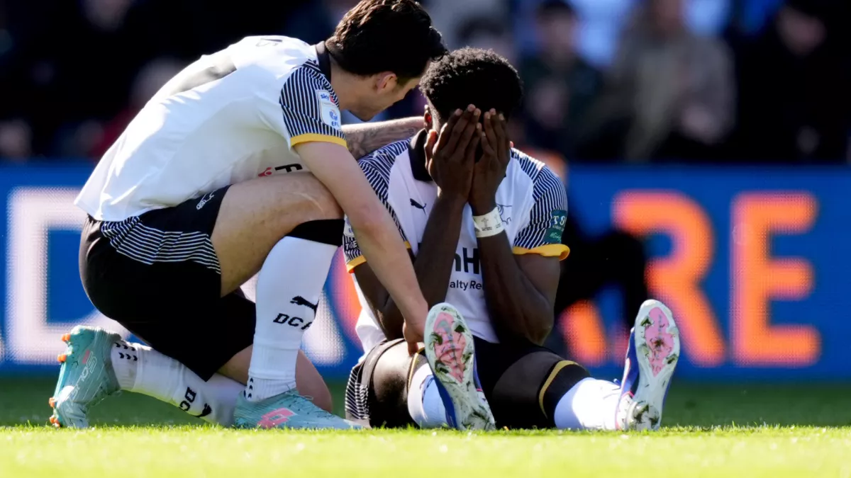 USMNT World Cup hopeful Patrick Agyemang stretchered off in Derby County's EFL Championship match