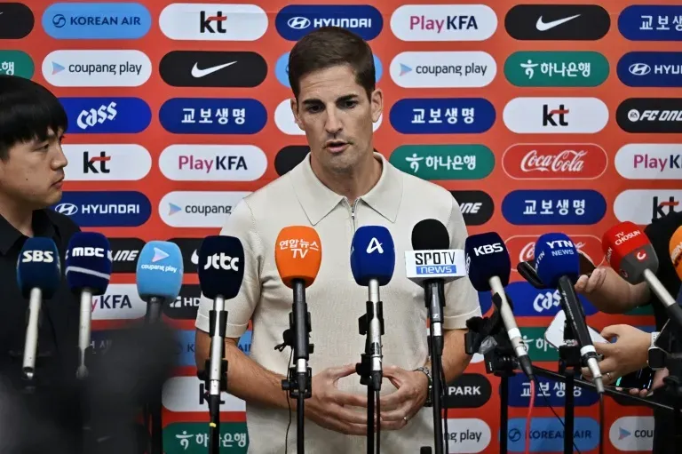 New coach won't use AI in bid to make South Korea fans happy