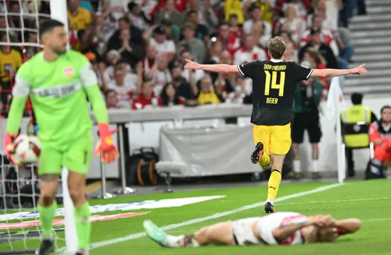 Dortmund sink Stuttgart to climb to Bundesliga summit