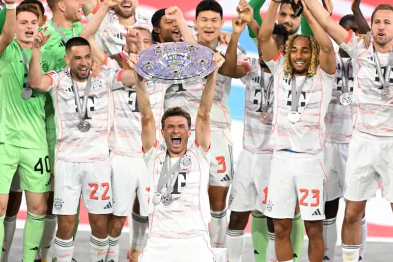 Müller lifts trophy after home farewell; Bochum, Kiel relegated