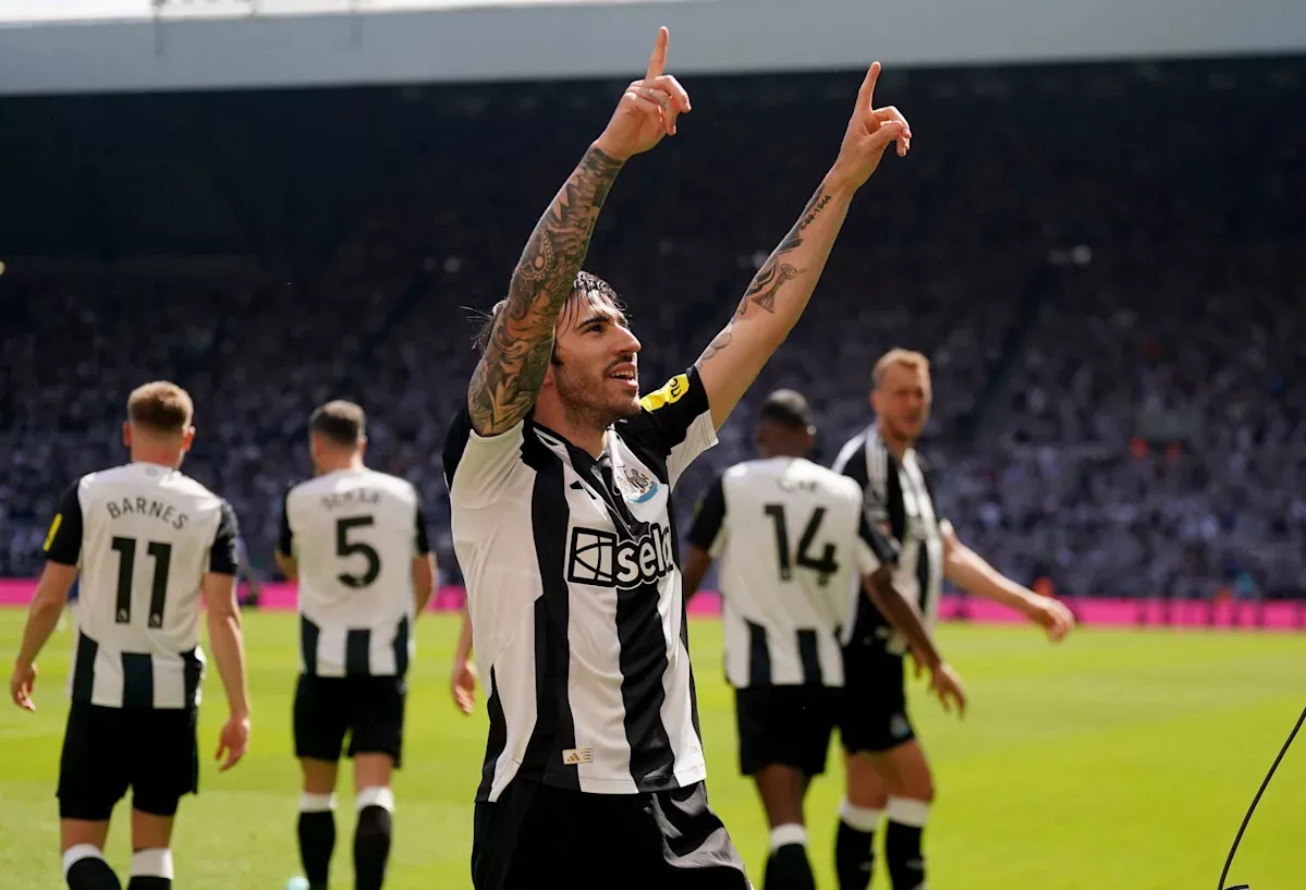 Newcastle takes advantage in Champions League race by beating Chelsea 2-0