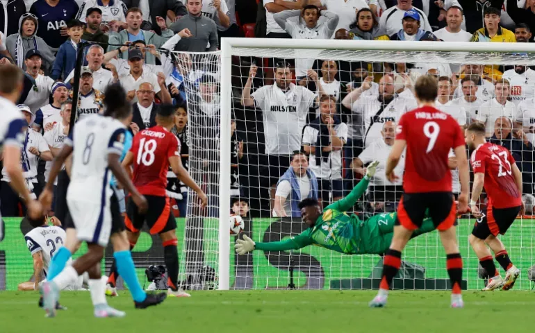 Tottenham Defeat <a href='https://www.soccerpros.us/club/manchester-united'>Manchester United</a> 1-0